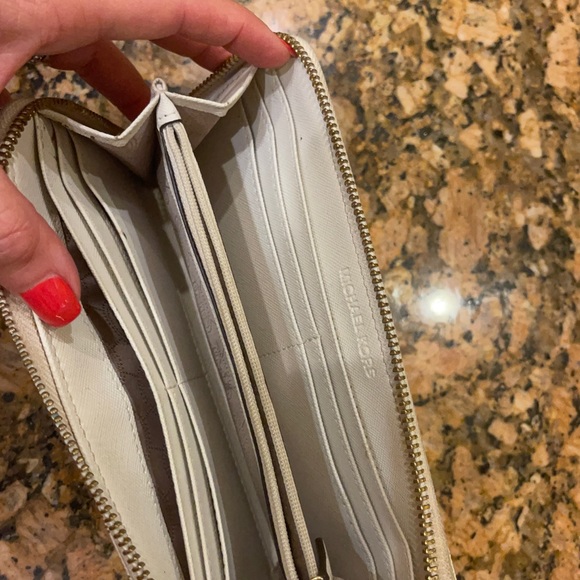 Michael Kors wallet - Picture 8 of 10